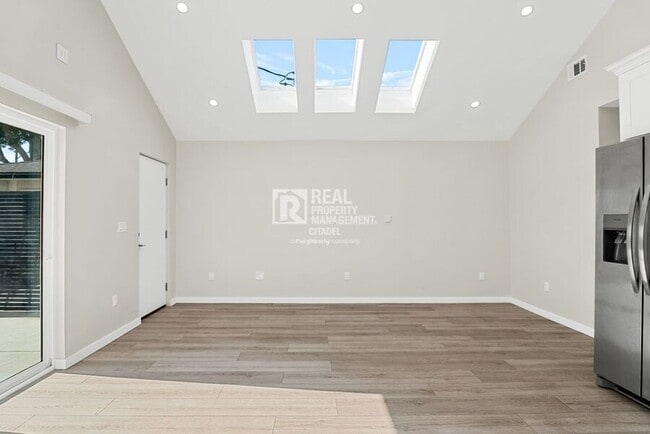 Building Photo - 996 S Siet Pl