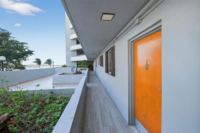 Building Photo - 555 NE 30th St