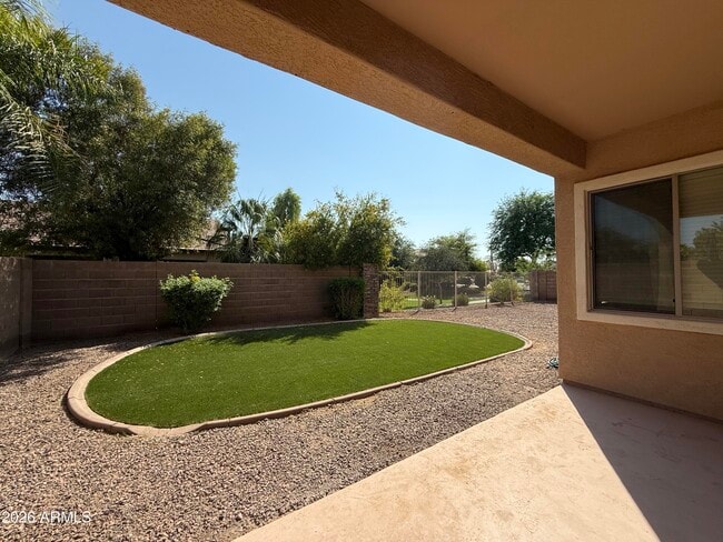 Building Photo - 2417 E Iris Dr