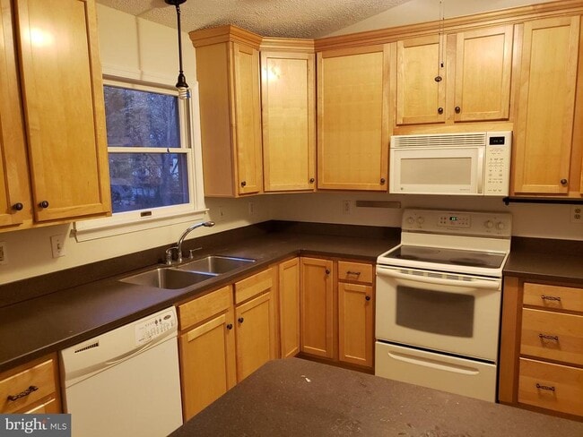 Building Photo - 724 Hillcrest Dr