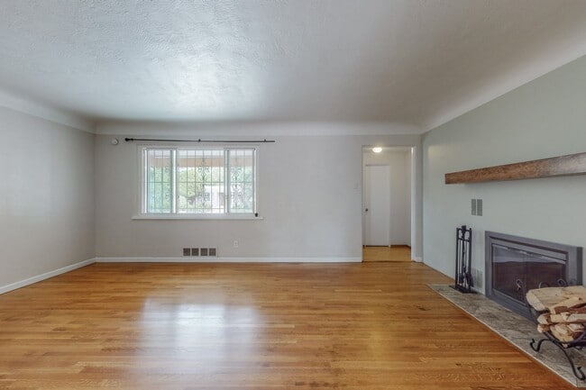 Building Photo - 612 Truman St SE