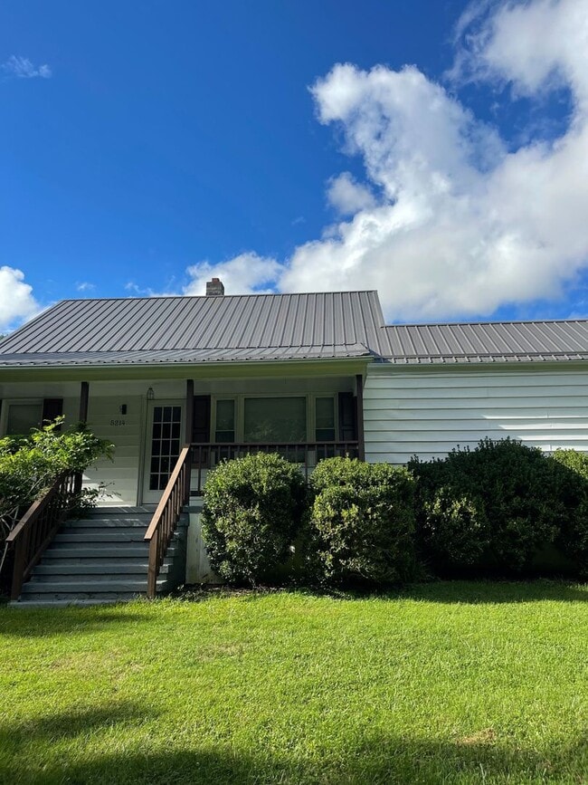 Building Photo - Quaint Country Cottage On Large Lot Near Downtown Blacksburg