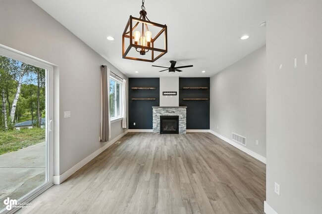 Building Photo - Charming & Updated 4BD/2.5BA!