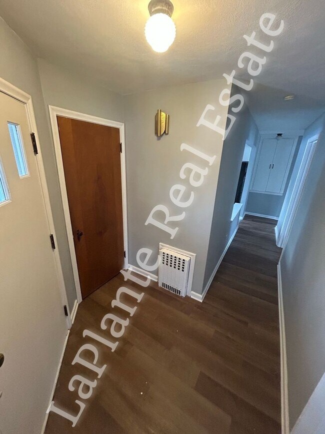 Building Photo - Cozy 2-Bed Home in Toledo