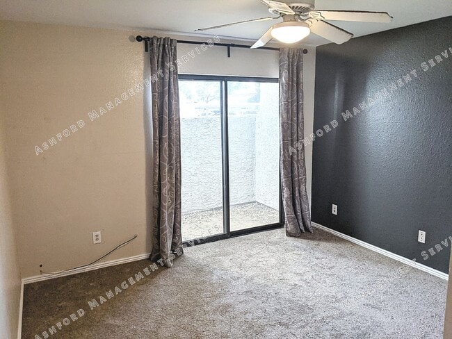 Building Photo - COMING SOON! 3 BEDROOM 3 BATH END UNIT TOW...