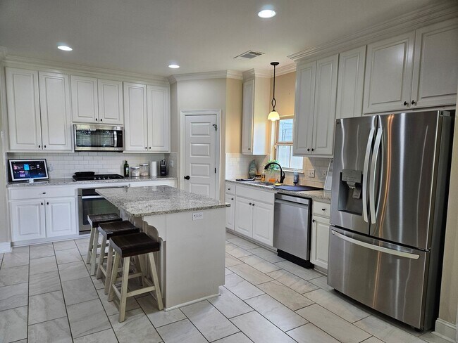 Building Photo - 43283 Pond View Dr