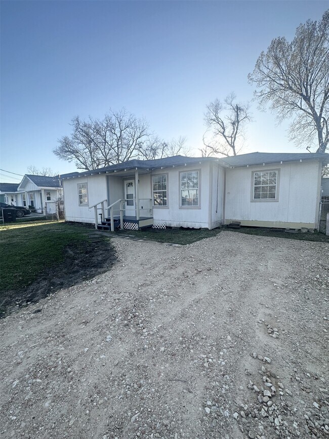 Building Photo - 6713 Greenhurst St