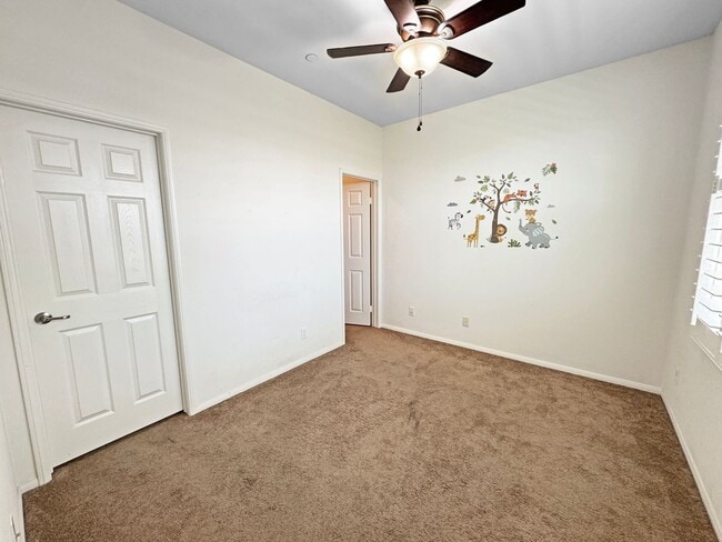 Building Photo - Spacious 3Bd/3.5Ba Home With All Primary B...