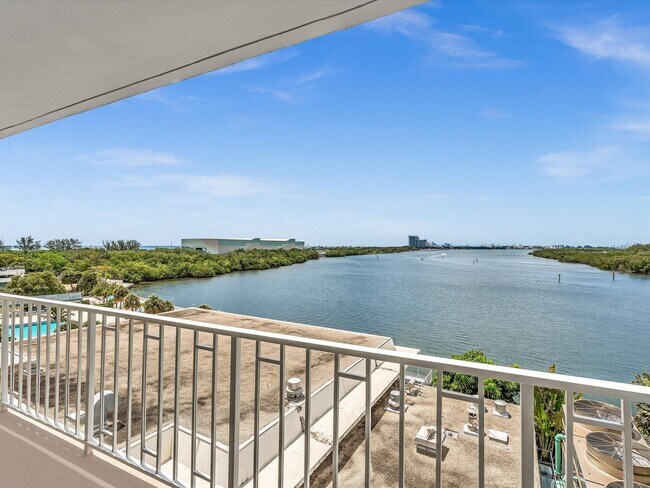 Building Photo - 500 Bayview Dr