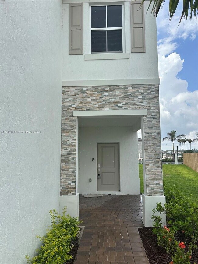 Building Photo - 2464 SE 24th Ave