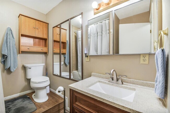 Building Photo - 27011 Azalea Ct