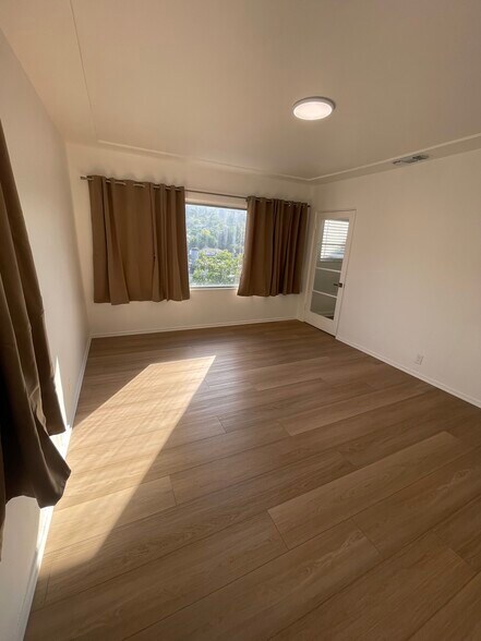 Building Photo - 3043 Hollycrest Dr