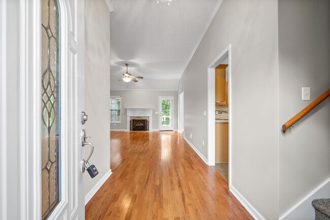 Building Photo - Pet Friendly Three Bedroom with Bonus!