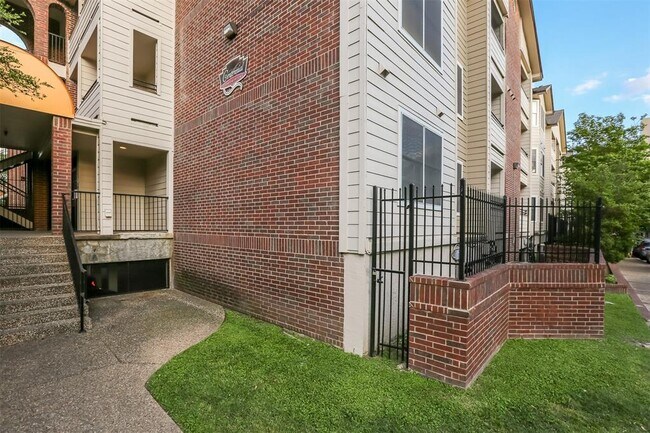 Building Photo - 501 W 26th St