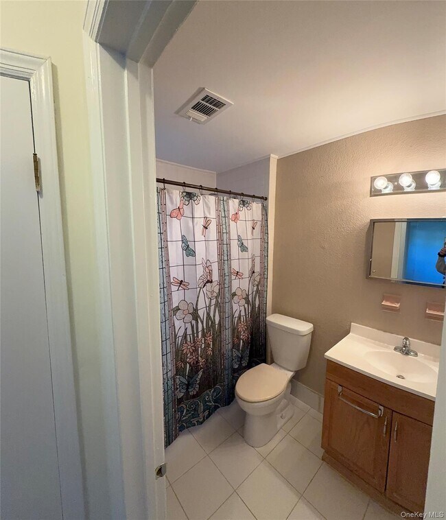 Building Photo - 13 Essex Ln