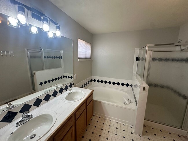 Building Photo - 3 bedroom, 2 bath home in Sparks! Must see!!!