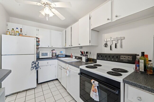 Building Photo - 2020 N Lincoln Park W