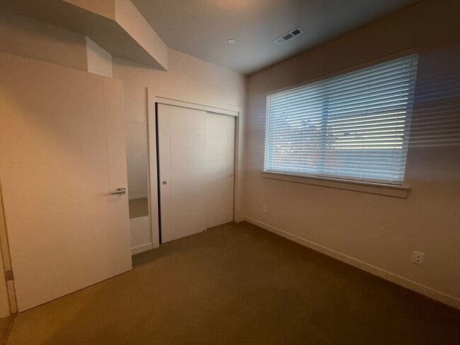 Building Photo - Newer & Beautiful 2bd/2bth condo in Ashland