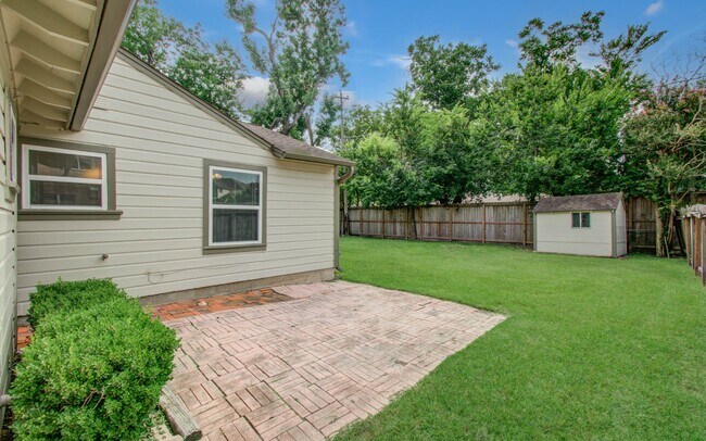 Building Photo - 5519 Huisache St