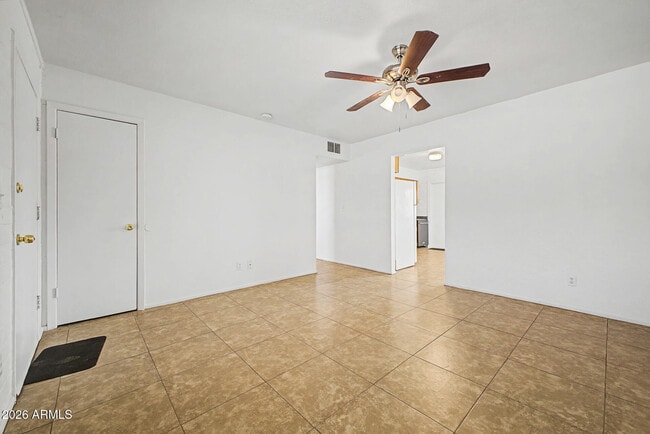 Building Photo - 1319 W Tulip Pl