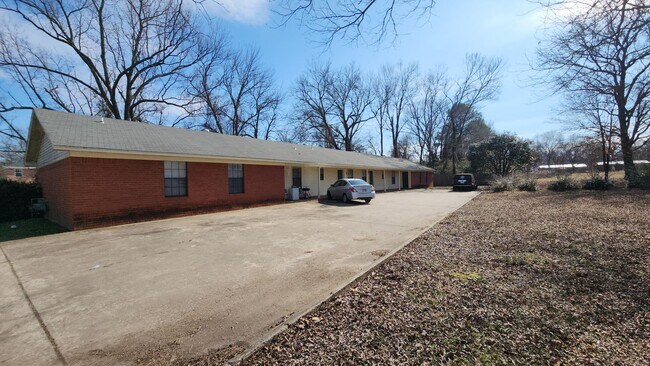 Primary Photo - 600 E 8th St