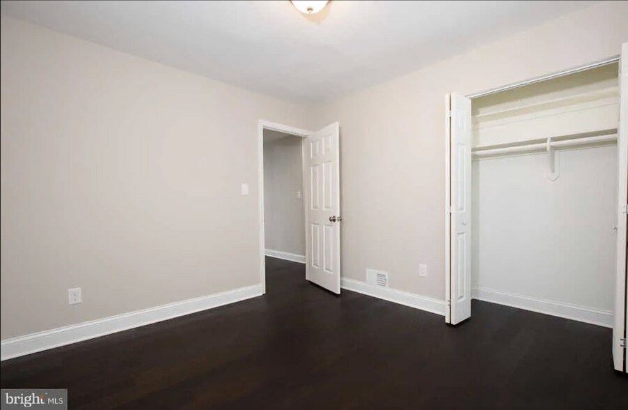 The larger upstairs bedroom - 127 S Jordan St