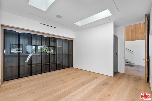 Building Photo - 2501 Banyan Dr