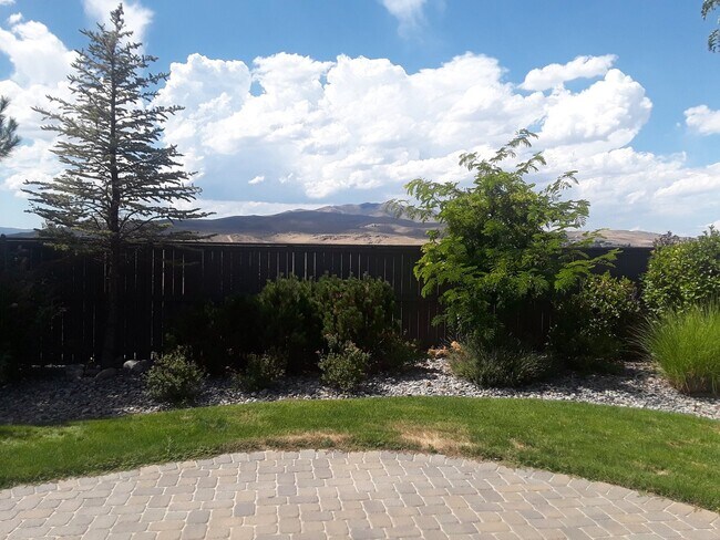 Building Photo - Large home with mountain views near the University of Nevada