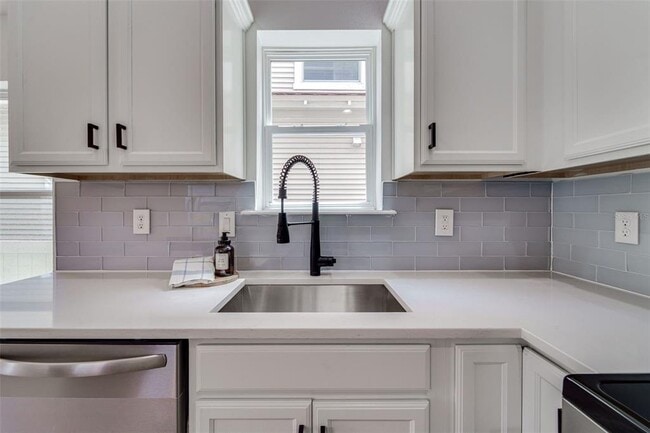 Building Photo - 1933 W Chestnut St