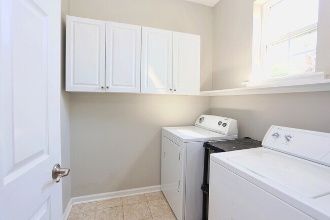 Building Photo - 915 Cinnamon Dr