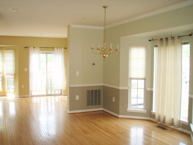 Building Photo - Beautiful 3 Bed 2.5 Bath End-Unit Brick To...
