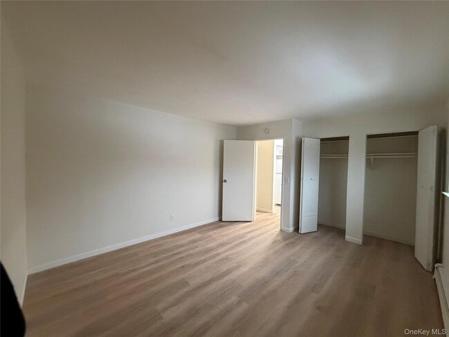 Building Photo - 2 Colonial Dr