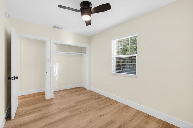 Building Photo - 2 BEDROOMS 1 BATHROOM!