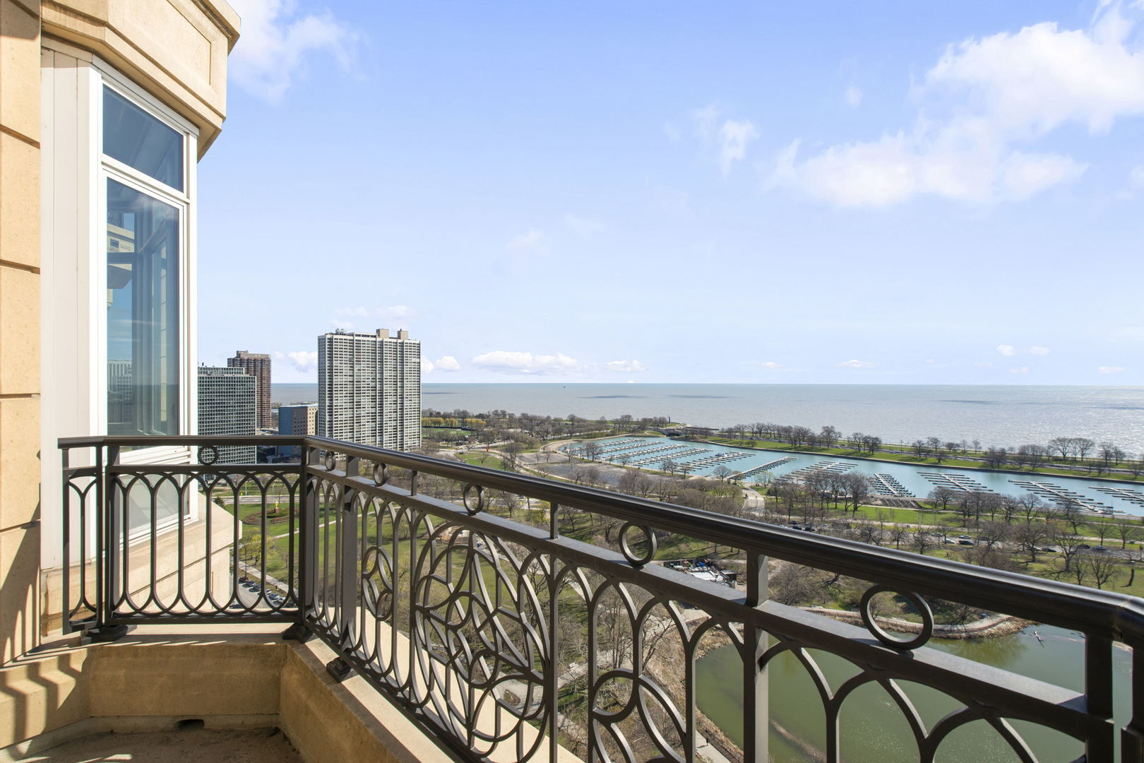 Building Photo - 2550 N Lakeview Ave