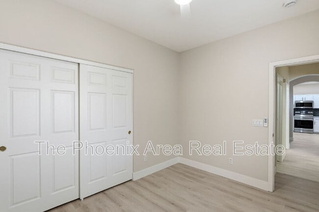 Building Photo - 554 E San Carlos Way