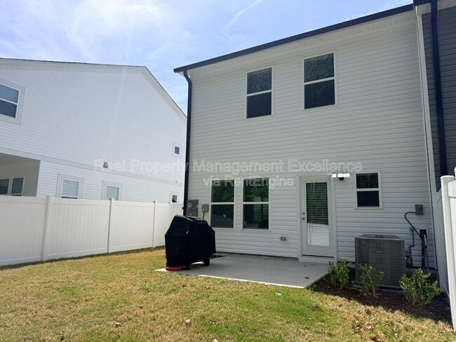 Building Photo - 540 Barrington Row Ave