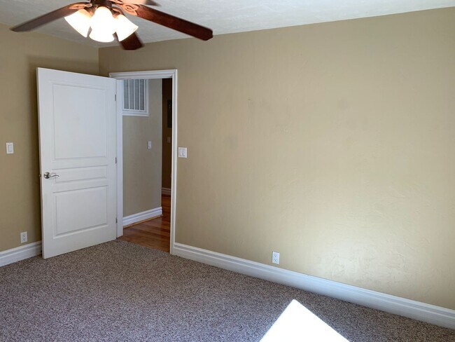 Building Photo - 5 bedroom 3 bathroom gorgeous house with v...