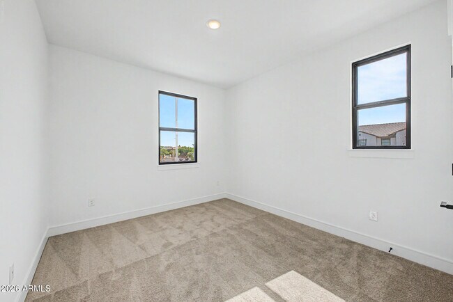 Building Photo - 1131 E Yellowstone Pl