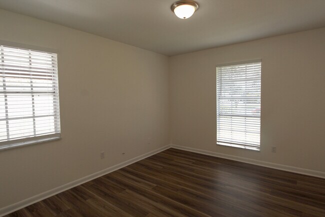 Building Photo - 5897 Somerset Dr