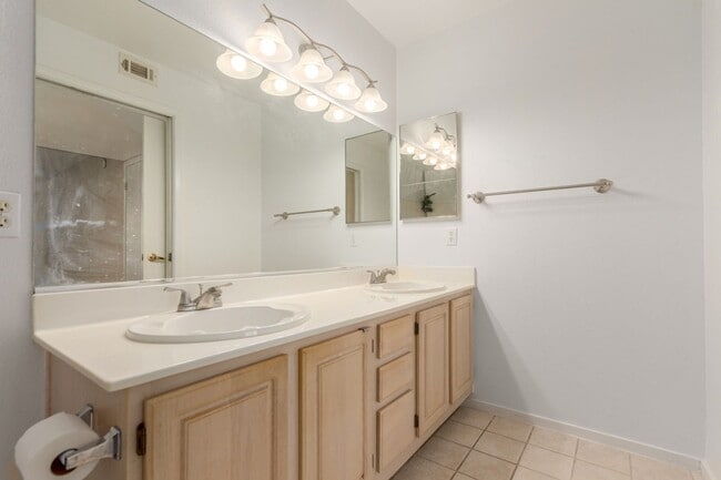 Building Photo - First Floor Condo 2-Bedrooms 2-Bathrooms!