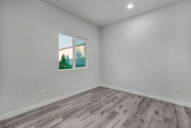 Building Photo - 5842-5840 Denver Ave