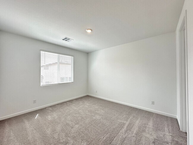 Building Photo - 563 Mountain Robin Ave