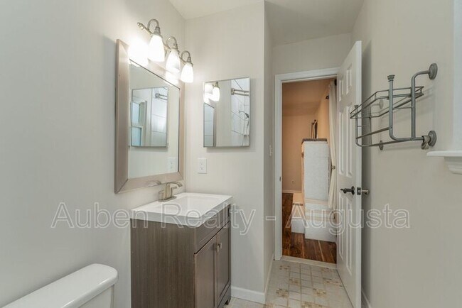 Building Photo - 250 Brooks Dr