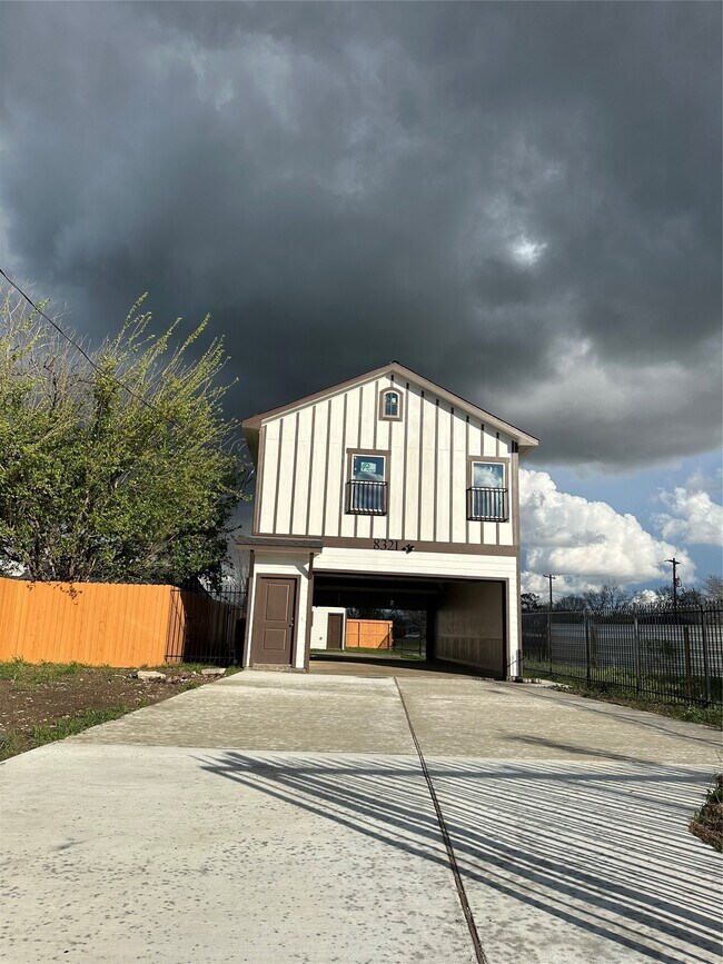 Building Photo - 8321 Coma St