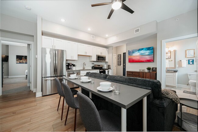 Building Photo - 1 Bedroom corner unit in the heart of Shor...