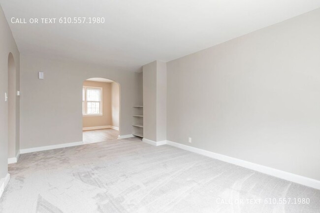 Building Photo - Updated 2 Bedroom 1 Bath, second floor apa...