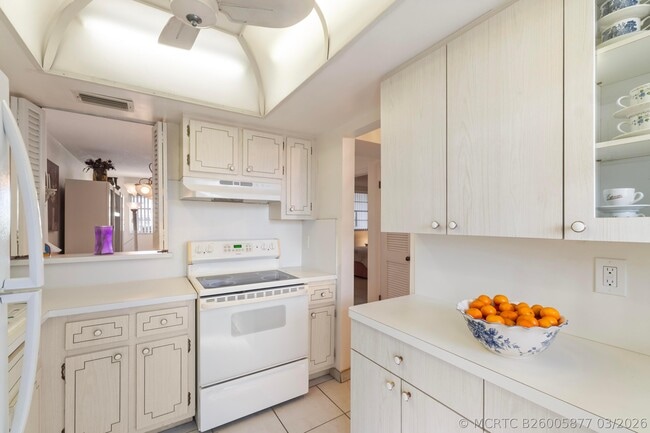 Building Photo - 1333 E Hallandale Beach Blvd