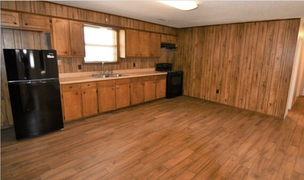 Building Photo - 4587 Yvonne Dr