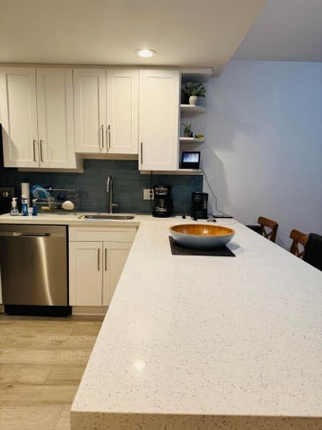 Building Photo - 2800 N Palm Aire Dr