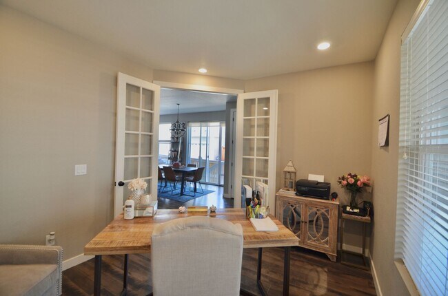 Building Photo - 3 bd/2.5 ba Townhome!
